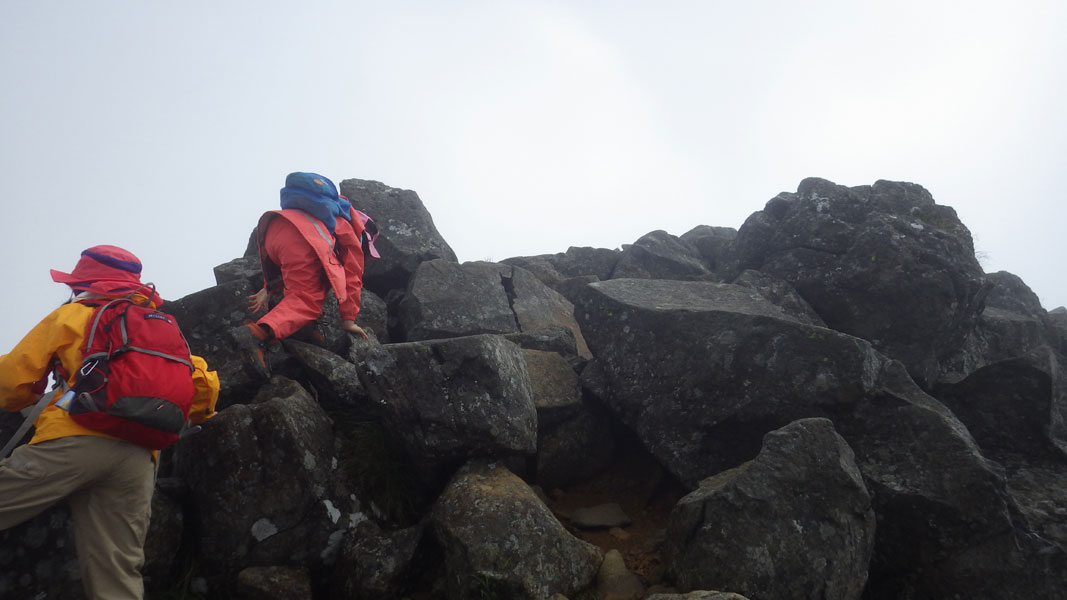 根石岳山頂の岩場