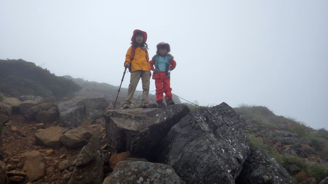 根石岳山頂の下